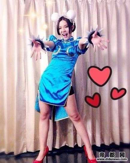  hold住姐谢依霖微博 晒模仿动漫人物春丽照片逗